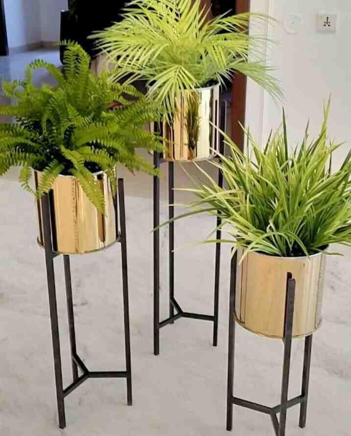 Planter stand with pot without plant